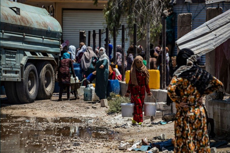 Residents of Taiz Yemen collect water from a water tanker on June 8 2023 Residents of Taiz Yemen collect water from a water tanker on June 8 2023